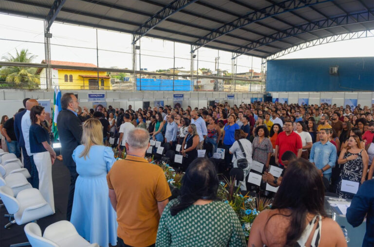 Prefeito e secretária empossam 678 professores aprovados no último concurso em Belford Roxo