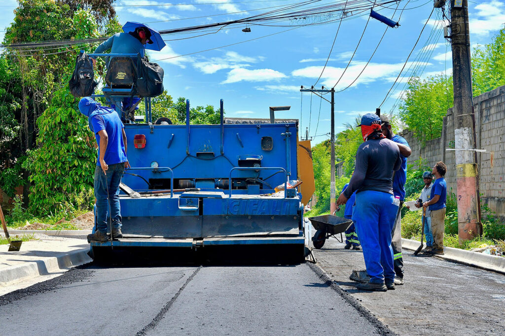Prefeitura e Governo do Estado realizam obras de colocação de asfalto e concretagem no bairro São Francisco