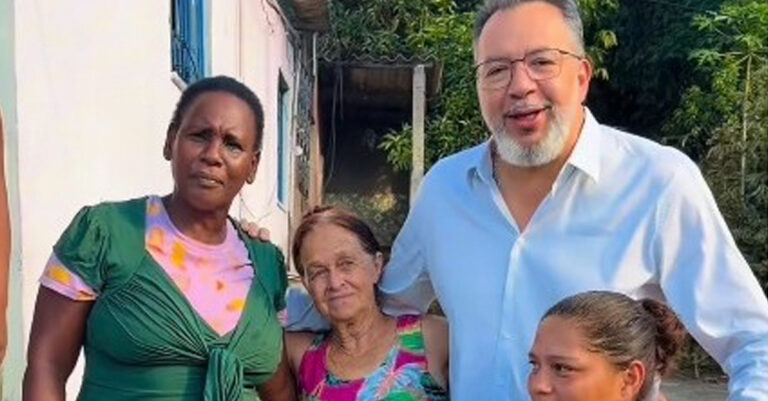 Prefeito Márcio Canella fiscaliza as obras de drenagem e pavimentação em Vila Cláudia