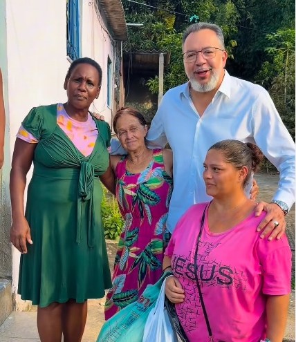 Prefeito Márcio Canella fiscaliza as obras de drenagem e pavimentação em Vila Cláudia