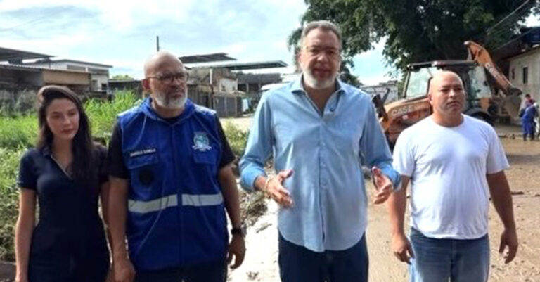 Prefeito Canella comanda mutirão de limpeza em Belford Roxo após fortes chuvas de sábado