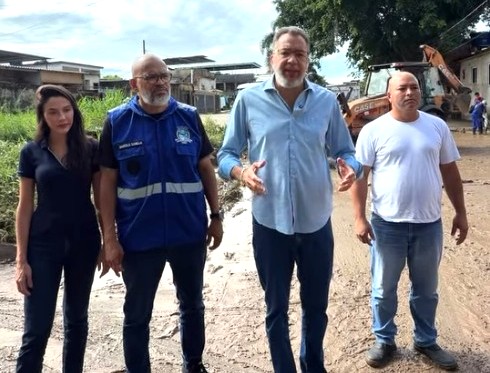 Prefeito Canella comanda mutirão de limpeza em Belford Roxo após fortes chuvas de sábado