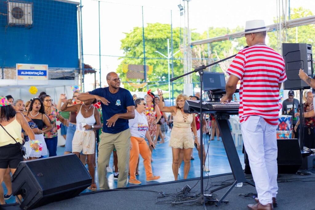Inocentes de Belford Roxo anima baile da melhor idade e faz todos caírem na folia
