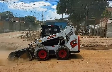 Estrada do Barro Vermelho está recebendo obras de pavimentação para concretagem e colocação de novo asfalto
