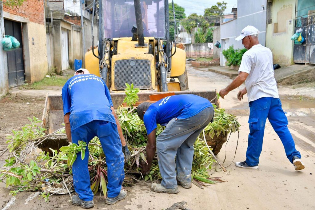 Prefeitura de Belford Roxo realiza mais um dia do mutirão de limpeza após as fortes chuvas do final de semana