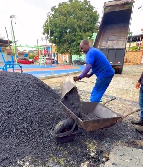 Vice-prefeita acompanha obras de colocação de asfalto no Lote XV em área que ganhará playground e academia da Melhor Idade