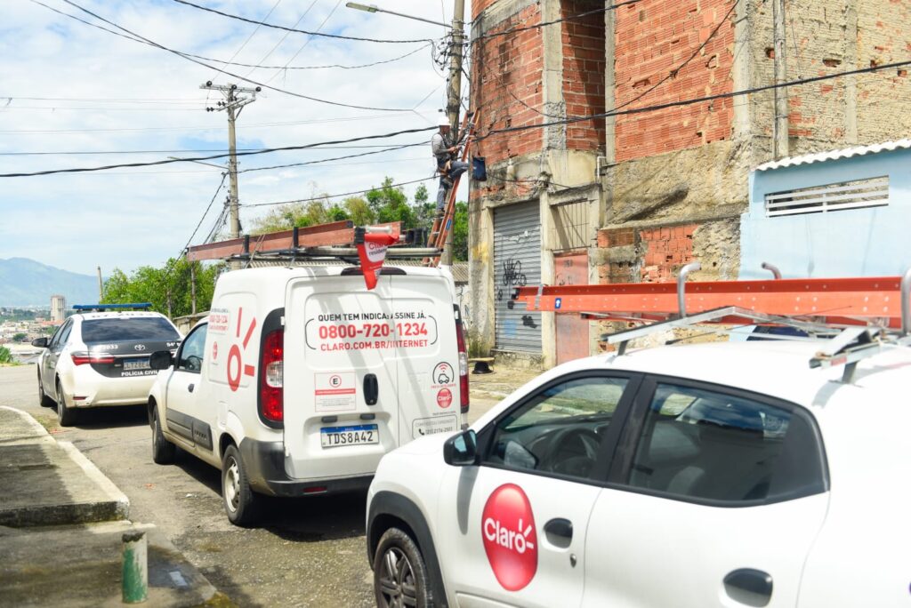 Secretaria de Segurança Pública apoia ação da Claro para restaurar pontos de internet cortados por criminosos no Morro da Palmeira