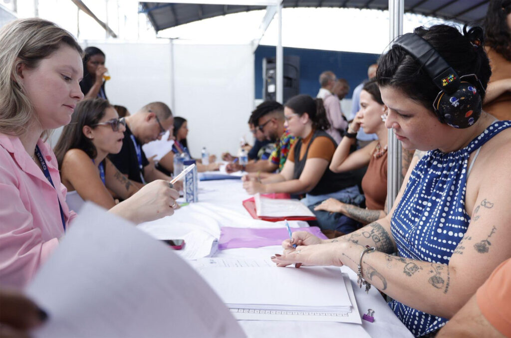 Prefeito e secretária empossam 678 professores aprovados no último concurso em Belford Roxo