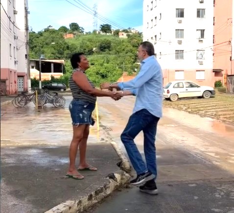Prefeito Canella comanda mutirão de limpeza em Belford Roxo após fortes chuvas de sábado