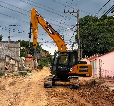 Prefeito Canella acompanha obras de drenagem e pavimentação em ruas de Santa Tereza e Parque São José