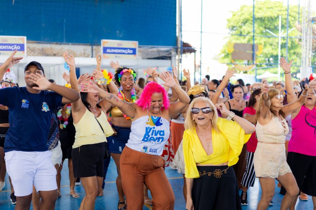 Inocentes de Belford Roxo anima baile da melhor idade e faz todos caírem na folia