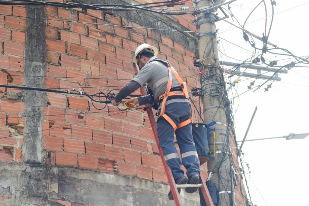 Secretaria de Segurança Pública apoia ação da Claro para restaurar pontos de internet cortados por criminosos no Morro da Palmeira