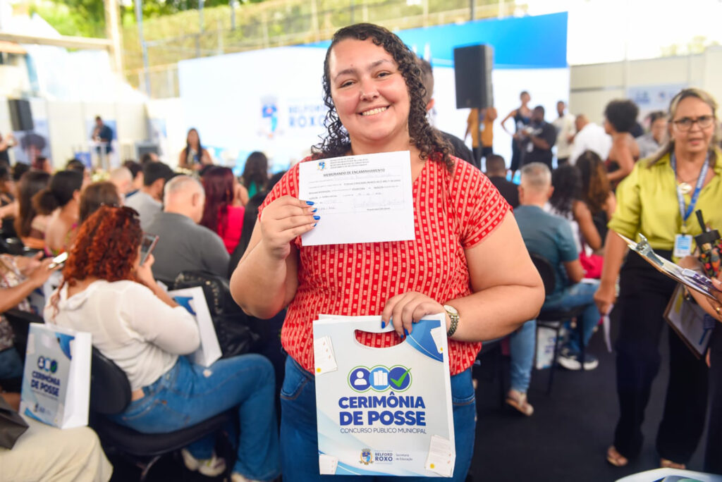 Prefeito e secretária empossam 678 professores aprovados no último concurso em Belford Roxo