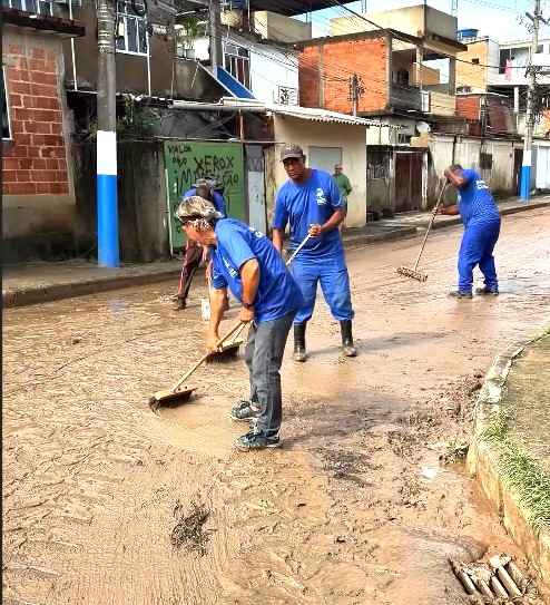 Prefeito Canella comanda mutirão de limpeza em Belford Roxo após fortes chuvas de sábado