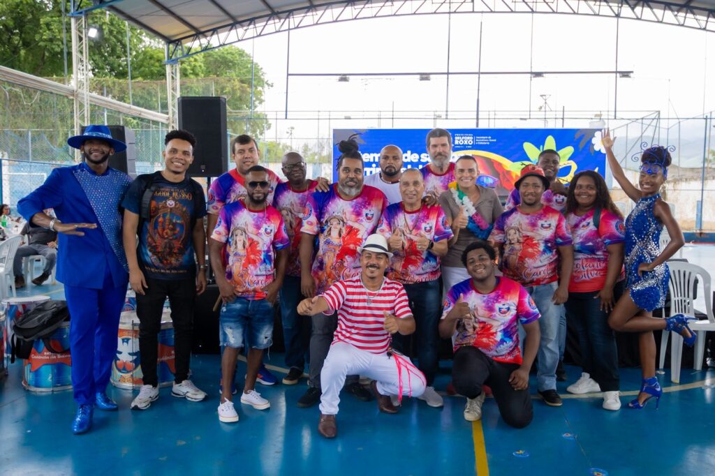 Inocentes de Belford Roxo anima baile da melhor idade e faz todos caírem na folia