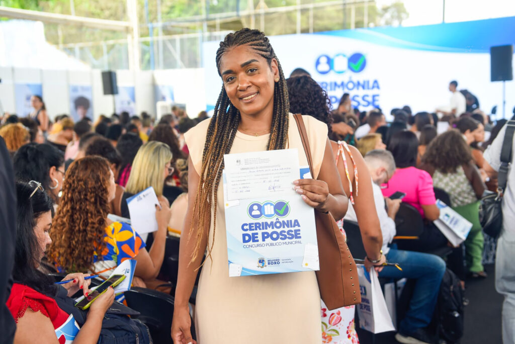 Prefeito e secretária empossam 678 professores aprovados no último concurso em Belford Roxo