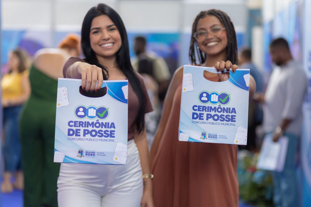 Prefeito e secretária empossam 678 professores aprovados no último concurso em Belford Roxo