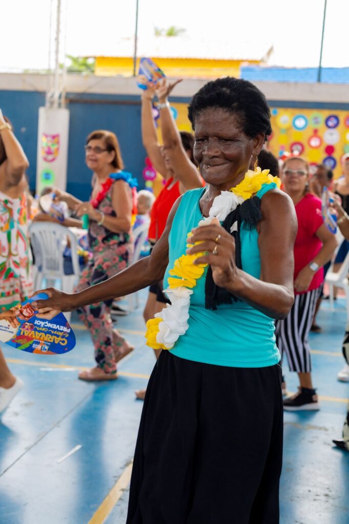 Inocentes de Belford Roxo anima baile da melhor idade e faz todos caírem na folia