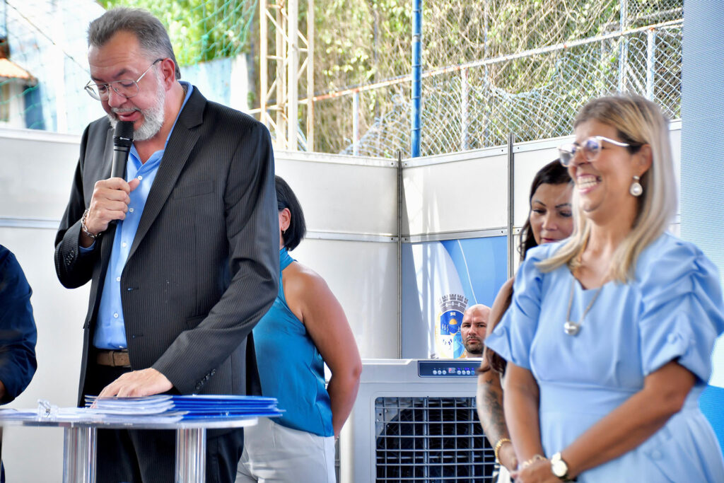 Prefeito e secretária empossam 678 professores aprovados no último concurso em Belford Roxo