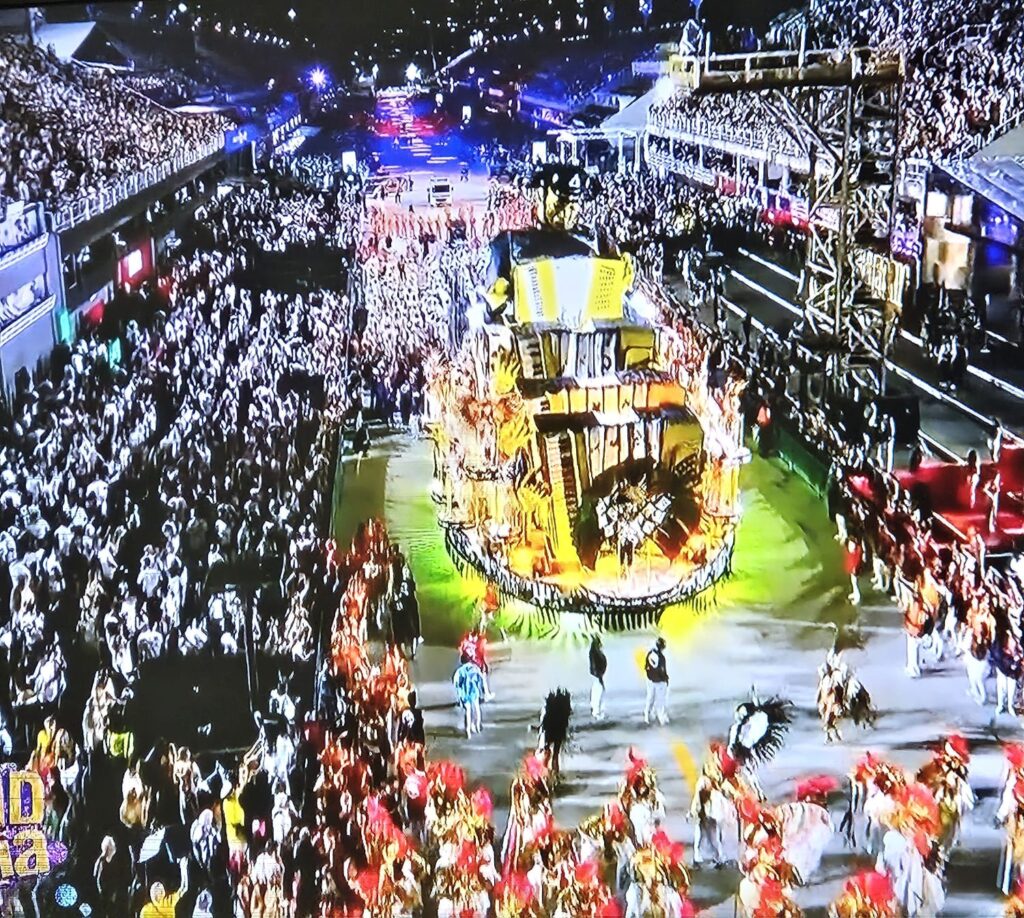 Prefeito Márcio Canella desfila na Inocentes e acredita que escola irá brigar pelo título