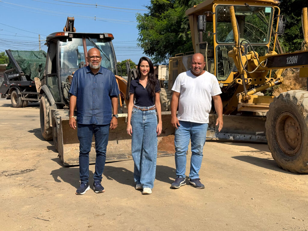 Vice-prefeita e secretário visitam obras de pavimentação com novo asfalto no Vale do Ipê
