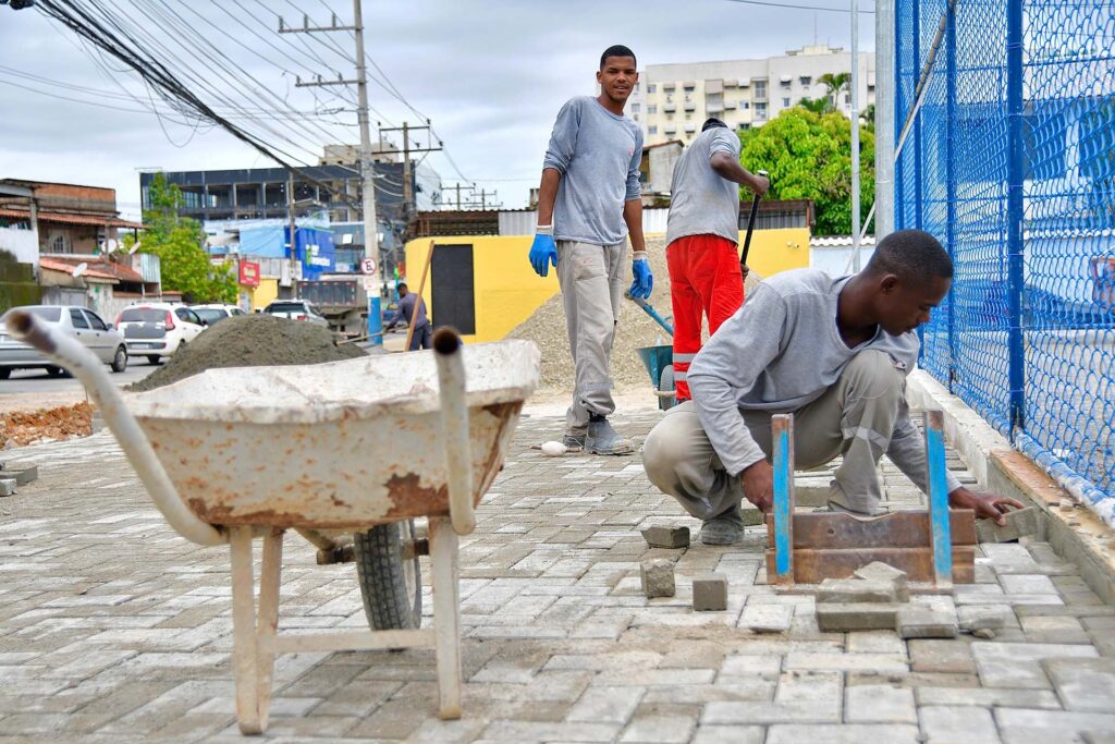 Prefeitura e Governo do Estado realizam obras de calçamento na Avenida Benjamin Pinto Dias
