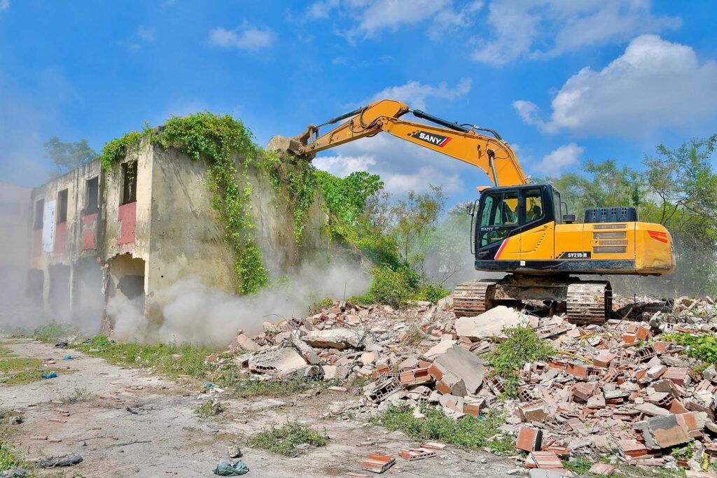 Prefeito Márcio Canella comanda demolição em terreno desapropriado que ganhará escola, creche e grande área de lazer no Gogó da Ema