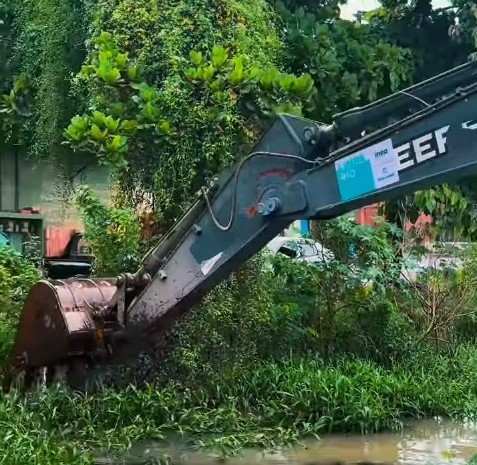 Prefeitura e Inea realizam ações de prevenção às enchentes com dragagem do Canal dos Pinheiros no Vale do Ipê