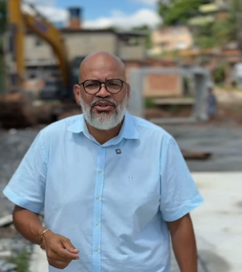 Secretário fiscaliza obras de pavimentação de futura área de lazer no Malhapão