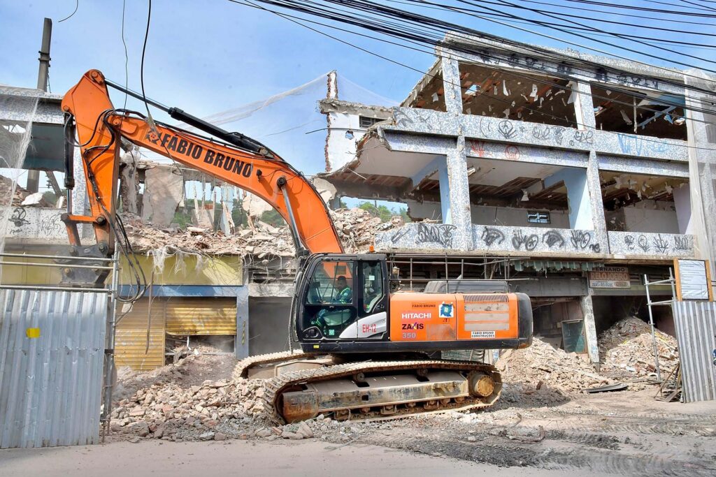 Prefeito Canella e vice-prefeita acompanharam demolição de prédio onde será construída a Rodoviária de Belford Roxo no Centro