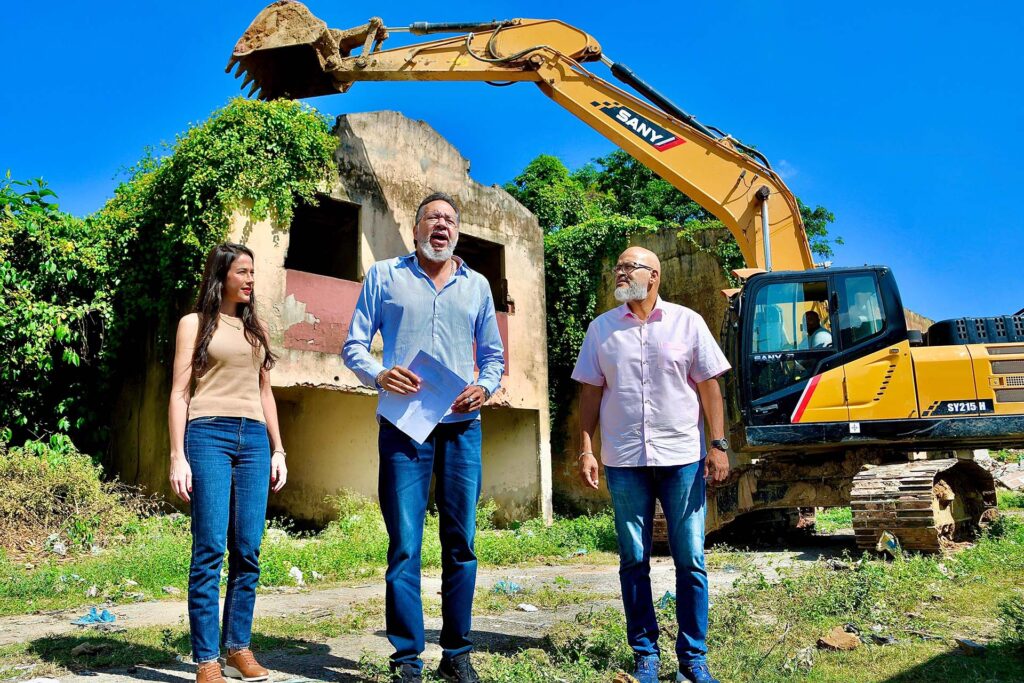 Prefeito Márcio Canella comanda demolição em terreno desapropriado que ganhará escola, creche e grande área de lazer no Gogó da Ema