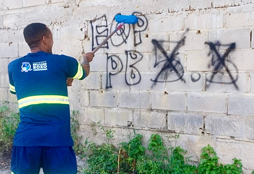 Prefeitura de Belford Roxo realiza Choque de Ordem para remoção de pichações de facções criminosas no São Francisco