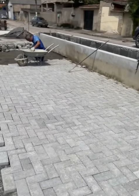 Secretário fiscaliza obras de pavimentação de futura área de lazer no Malhapão