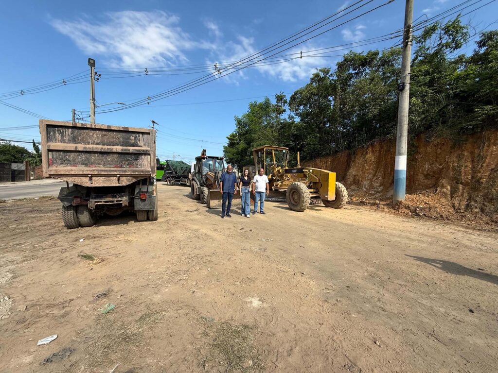 Vice-prefeita e secretário visitam obras de pavimentação com novo asfalto no Vale do Ipê