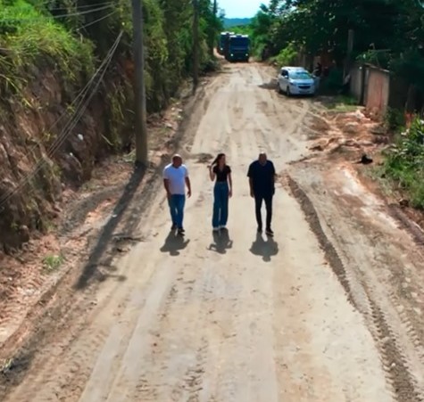 Vice-prefeita e secretário visitam obras de pavimentação com novo asfalto no Vale do Ipê