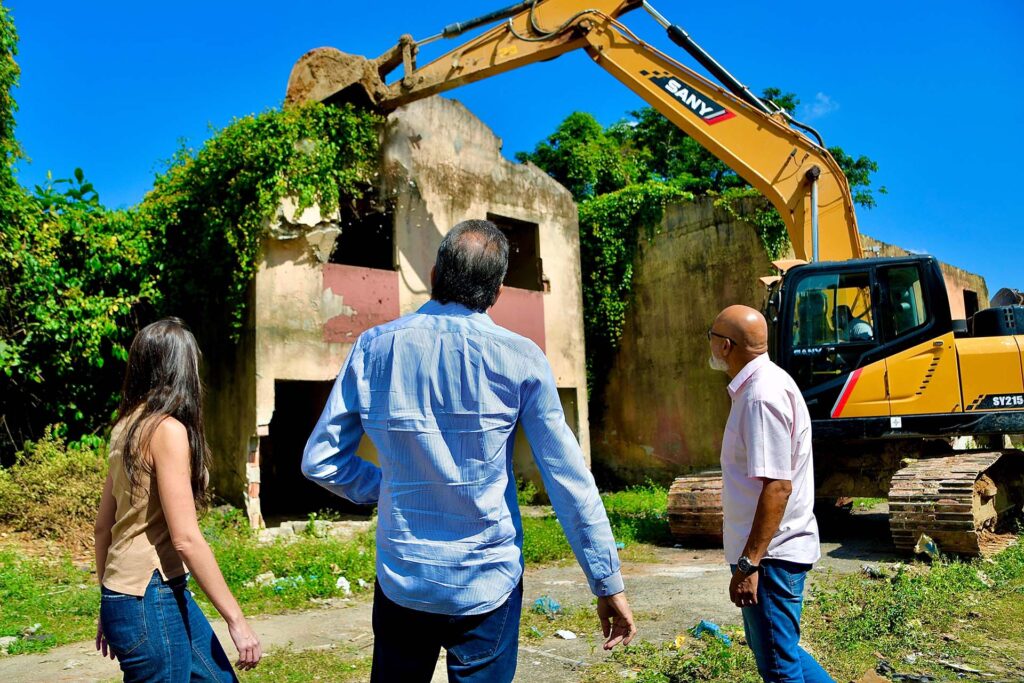 Prefeito Márcio Canella comanda demolição em terreno desapropriado que ganhará escola, creche e grande área de lazer no Gogó da Ema