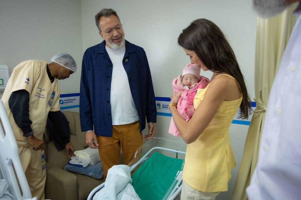 Prefeito Márcio Canella e vice – prefeita Marina Malta visitam o primeiro bebê nascido na maternidade municipal