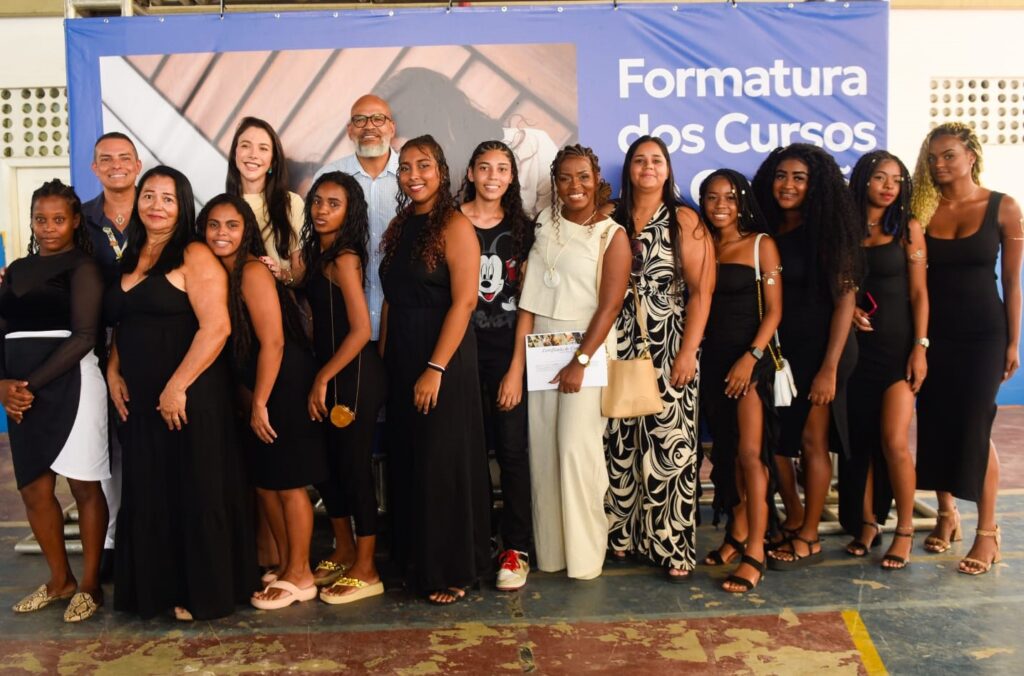 Secretaria de Assistência Social e Cidadania realiza formatura de cursos profissionalizantes para usuários dos CRAS
