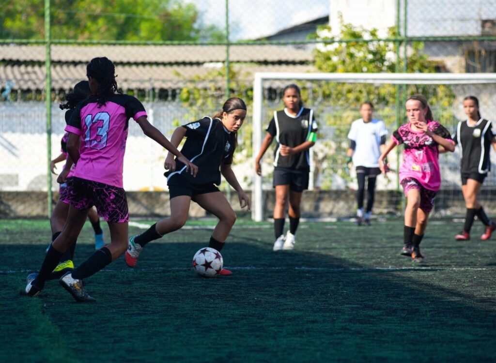 Projeto ‘Por Elas’ de Futebol Feminino de Belford Roxo vence primeiro amistoso de 2026 na categoria sub-13