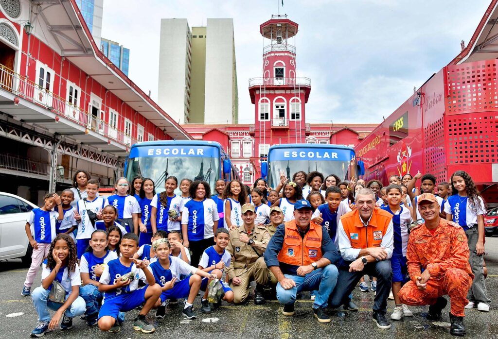 Alunos da rede municipal de Belford Roxo visitam Centro Histórico e Cultural do Corpo de Bombeiros