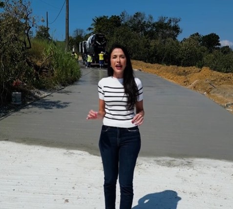Prefeita Mariana Canella fiscaliza obras de pavimentação e drenagem na Estrada das Pedrinhas e no Morro da Bomba
