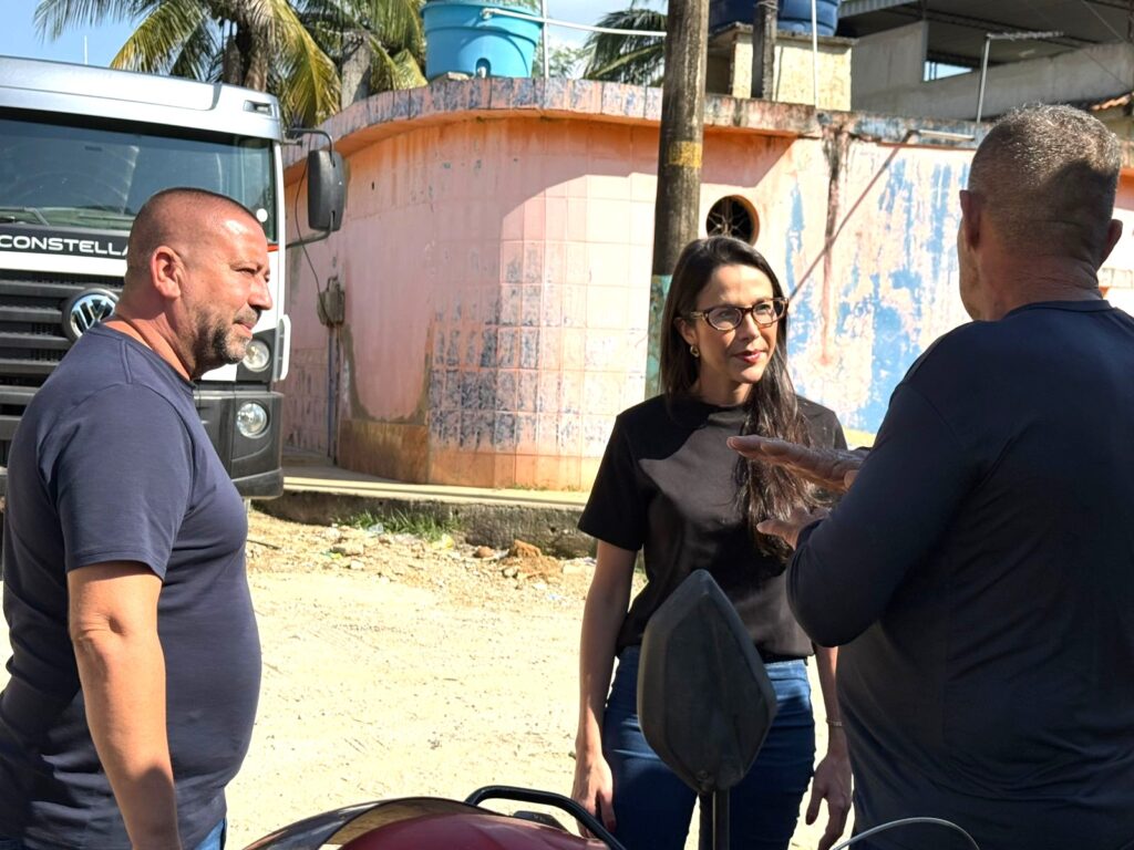 Prefeita Mariana Malta acompanha obras de drenagem, pavimentação e urbanização na Vila Cláudia