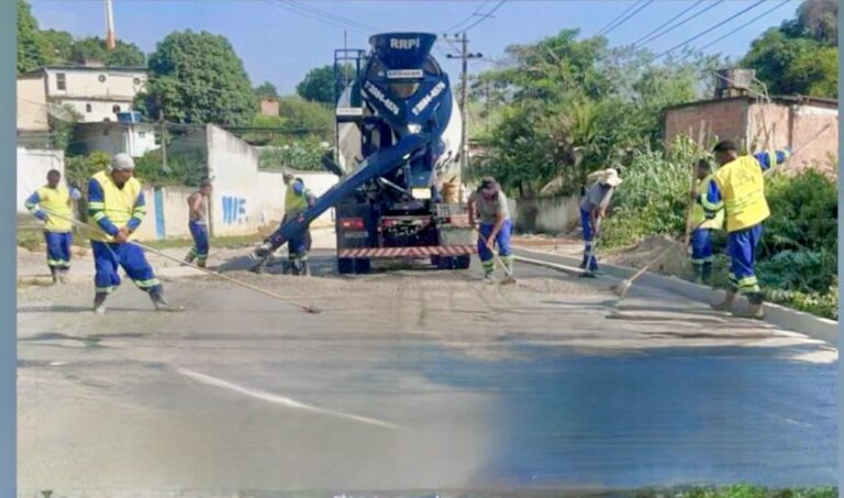Prefeitura e Governo do Estado realizam obras de pavimentação na Estrada das Pedrinhas e no Vale das Mangueiras