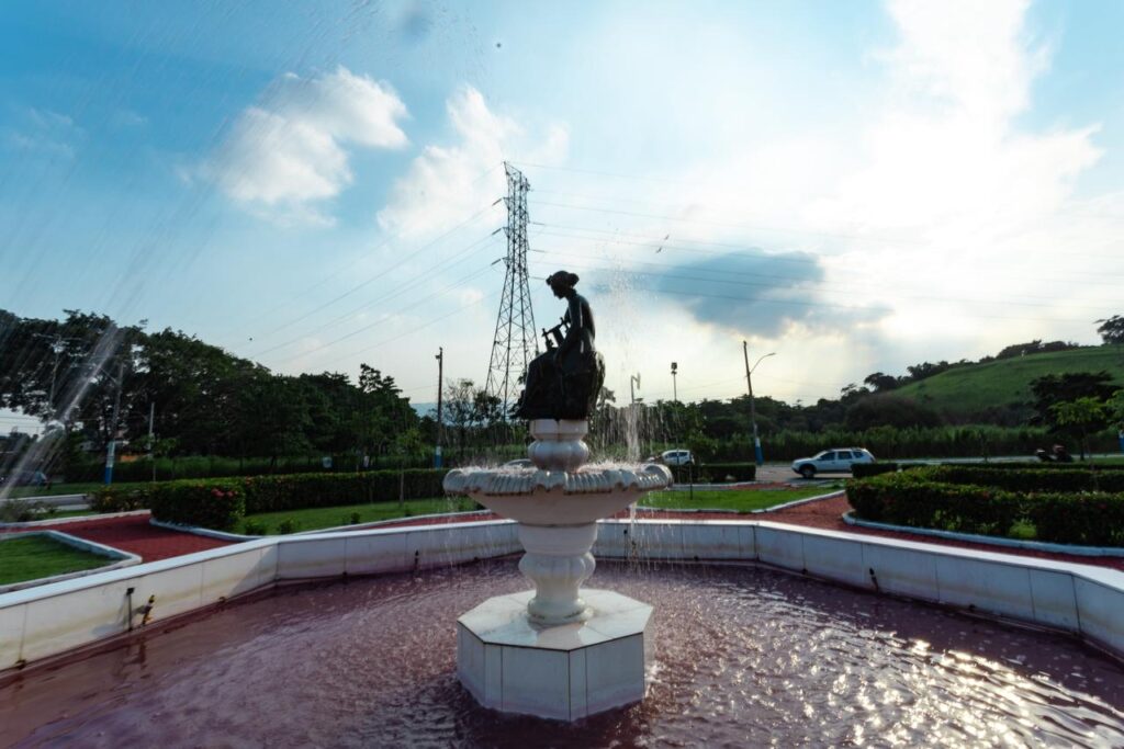 Monumento da Bica da Mulata passa por processo de revitalização na rotatória da Bayer