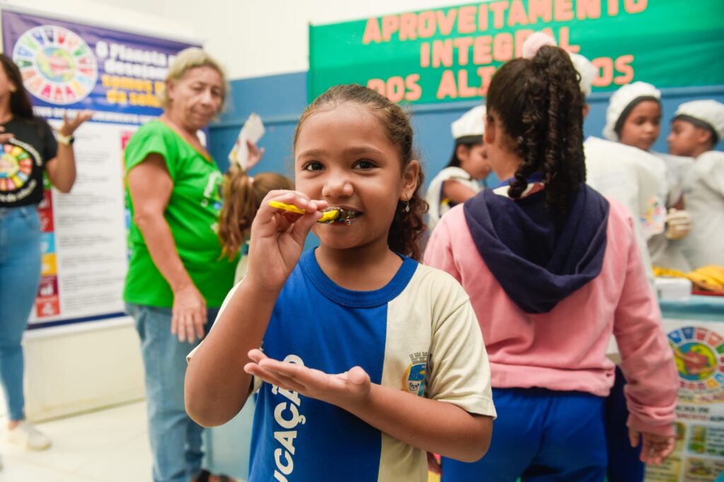 Alunos da escola municipal José Pinto Teixeira transformam casca de banana em brigadeiro