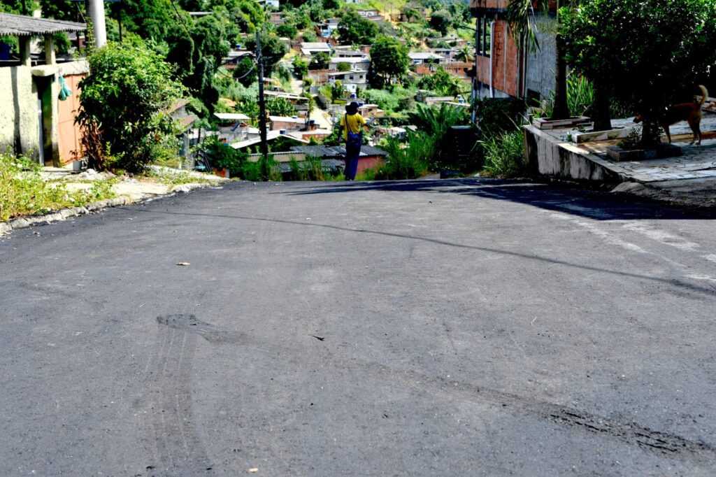 Prefeitura e Governo do Estado realizam obras de pavimentação na Estrada das Pedrinhas e no Vale das Mangueiras