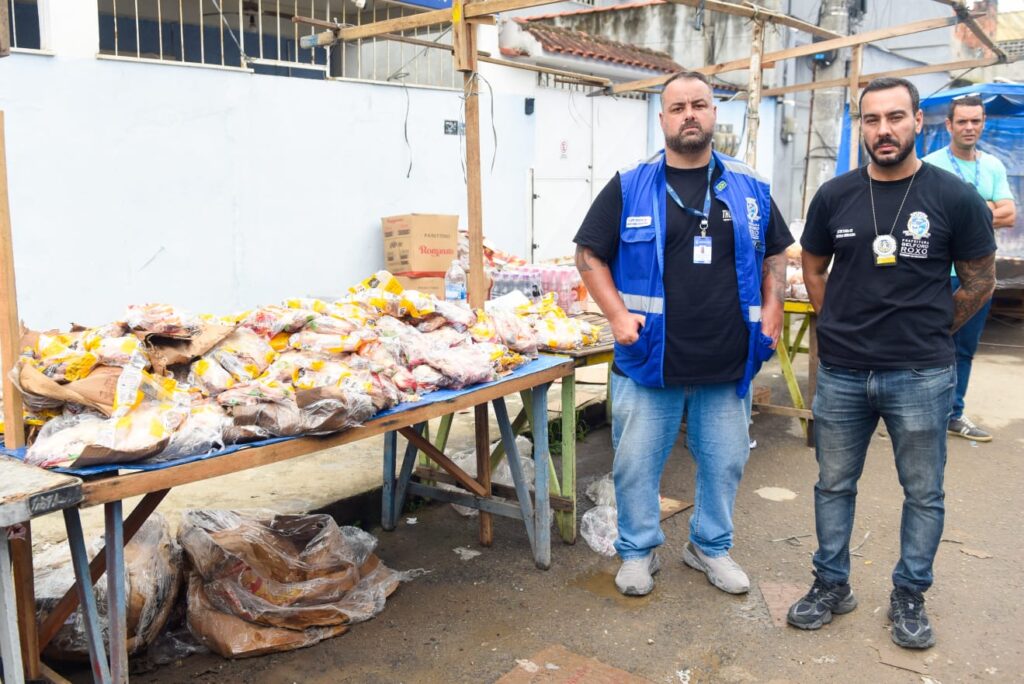 Ordem Urbana de Belford Roxo recolhe mais de uma tonelada de produtos fora da data de validade e estragados na feira de Areia Branca