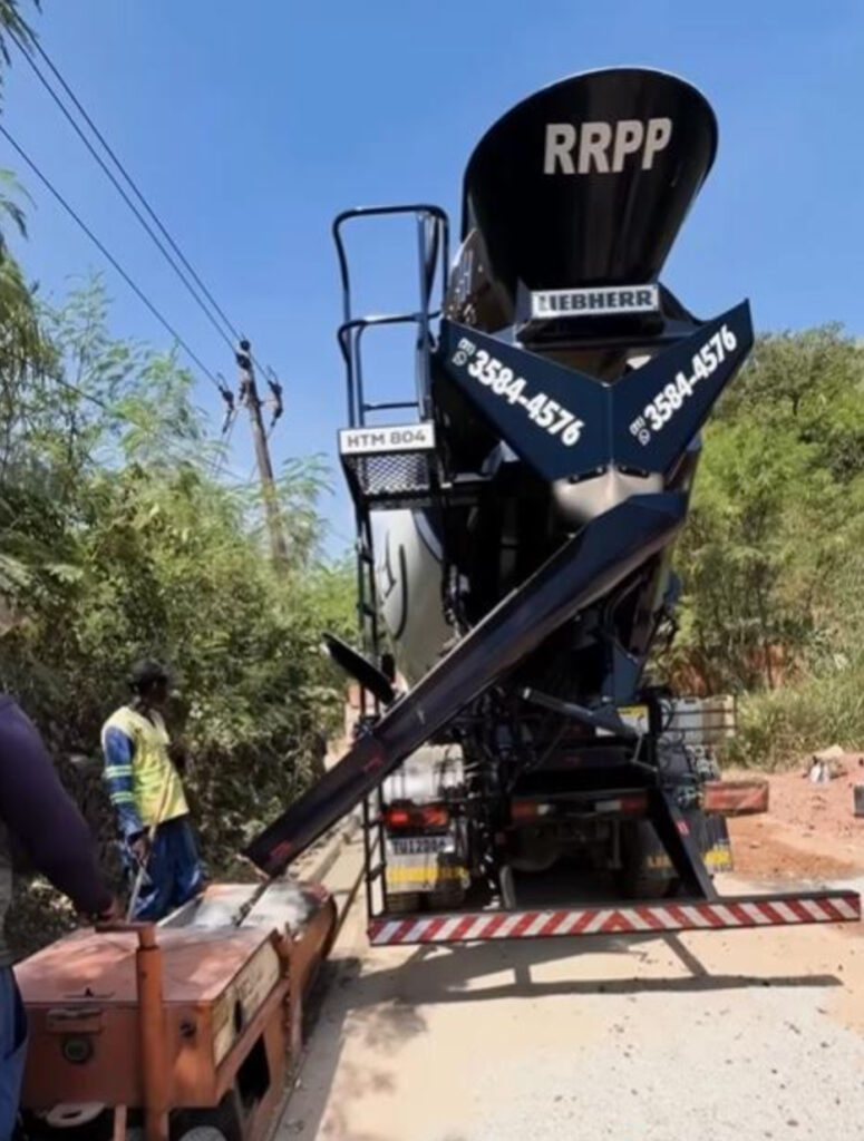 Prefeita Mariana Canella fiscaliza obras de pavimentação e drenagem na Estrada das Pedrinhas e no Morro da Bomba