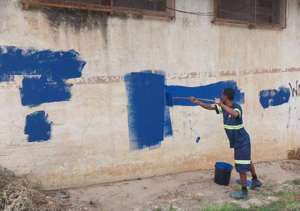 Secretaria Municipal de Transporte realiza Choque de Ordem para remoção de pichações de facções criminosas em bairros de Belford Roxo