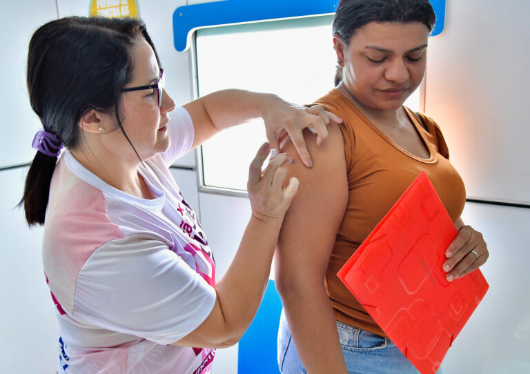 Unidade móvel de vacinação contra a Influenza percorre nesta semana bairros de Belford Roxo